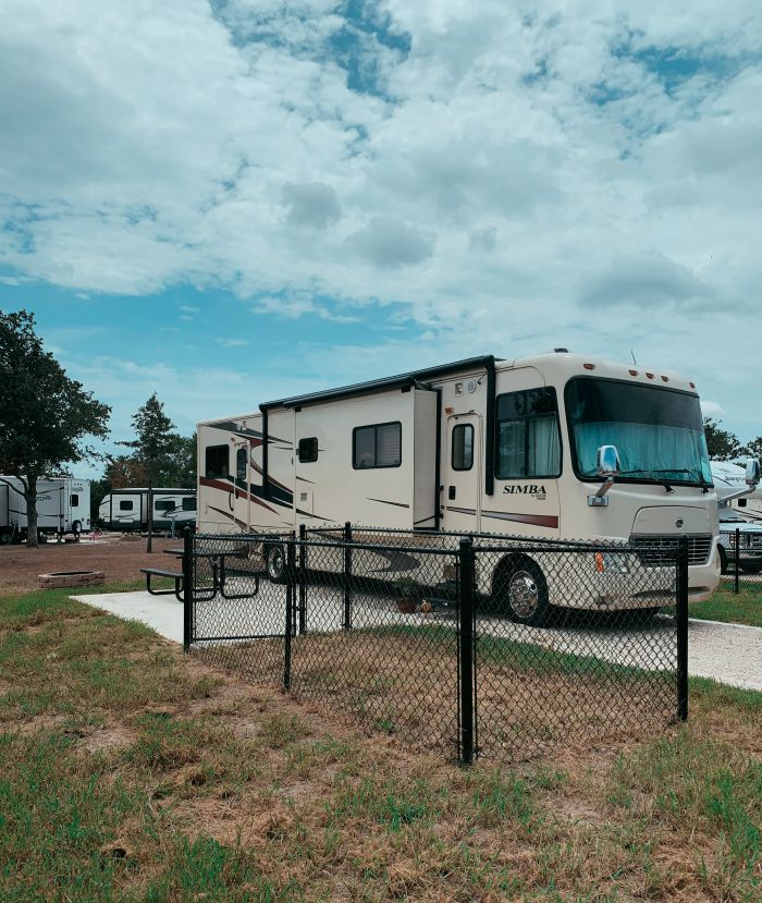 Great Escapes Austin Oaks Deluxe Site with Dog Den